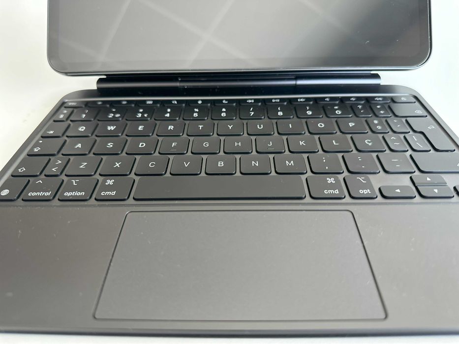 iPad Pro 11” M4 (2024) – 256GB Wi-Fi + Magic Keyboard