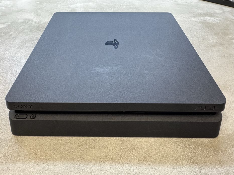 PlayStation 4 slim 1TB  plus oryginalny pad i dwie gry
