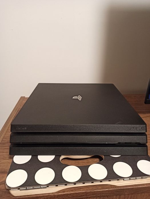 Konsola PS4 Pro 1TB + pady + gry
