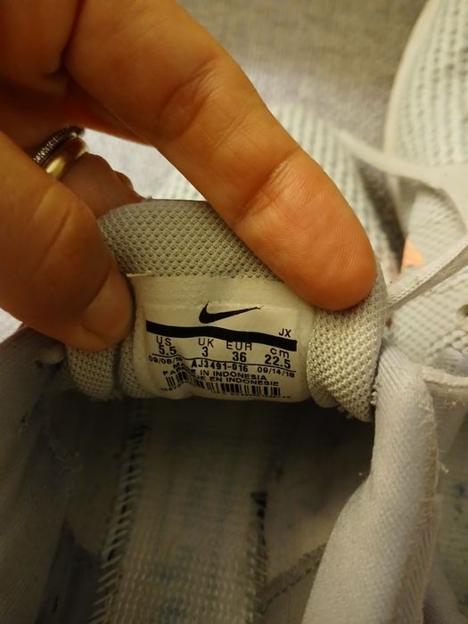 Ténis Nike cinza e rosa tamanho 36