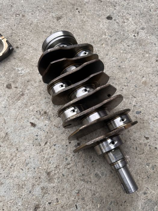 Wał i tłoki subaru 1.5