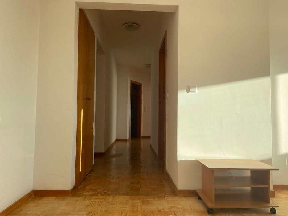 T2 Arrendo – Muito Sol (Sudoeste), Piso Alto, Silêncio, Sossego, e Transportes: Comboio, Metro e BUS - PRAGAL (5 minutos a pé)