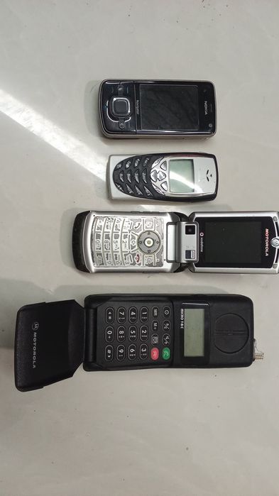 4 TELEMÓVEIS Nokia e Motorola. 2 Fotos