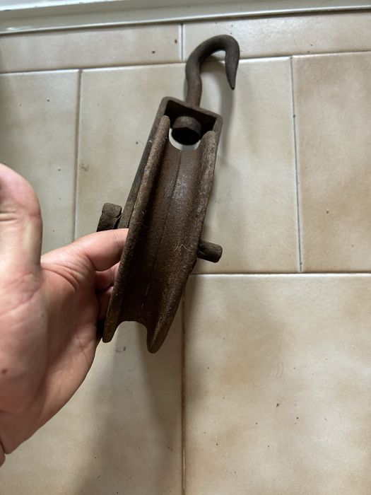 Roldana / polia em ferro maciço com gancho 19.50 cm diâmetro