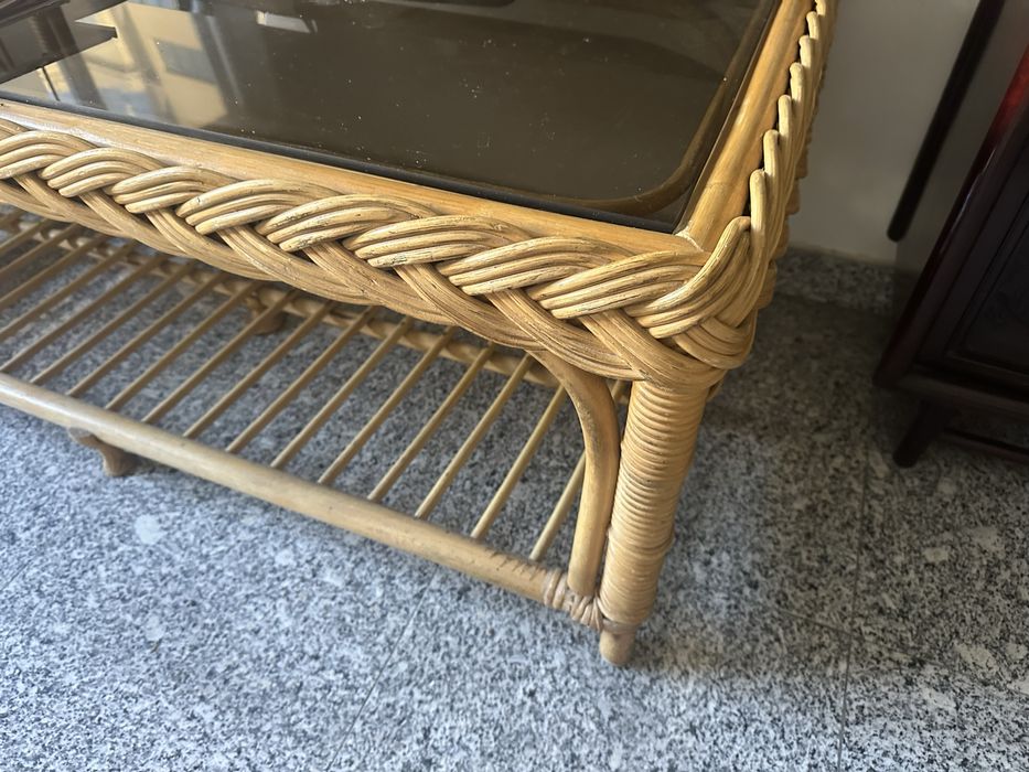 Mesa de centro em madeira com tampo de vidro