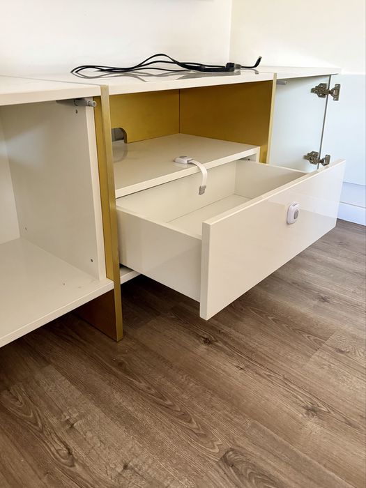 Movel tv branco e dourado