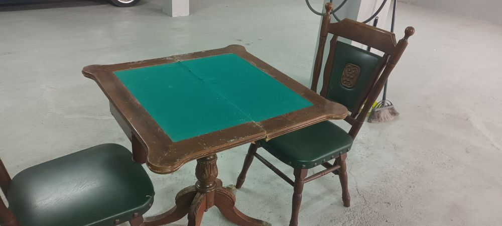 Mesa de jogos com cadeiras