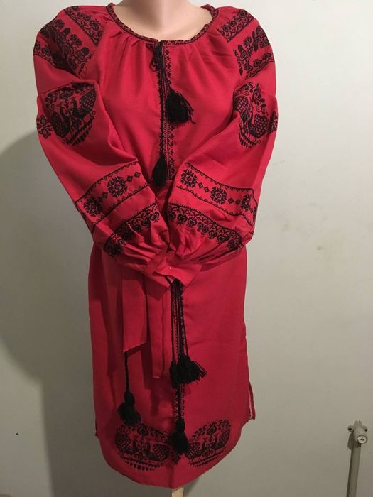 Вишиванки, плаття.