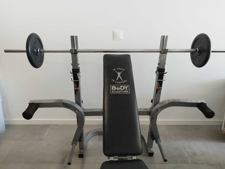 Banco de musculação multifunções com 2 barras, 2 halteres e 20 discos