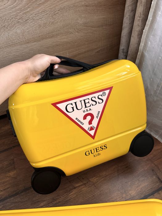 Walizka Guess  żółta