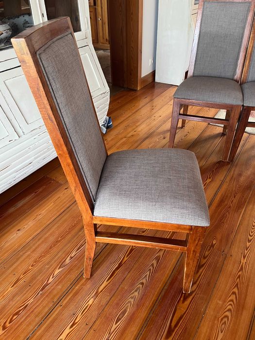 10 Cadeiras sala de jantar de madeira com estofo em tecido cinzento