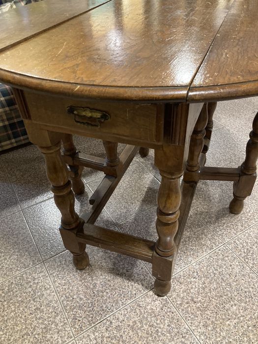 Mesa estilo Holandês e Cadeiras em castanho maciço