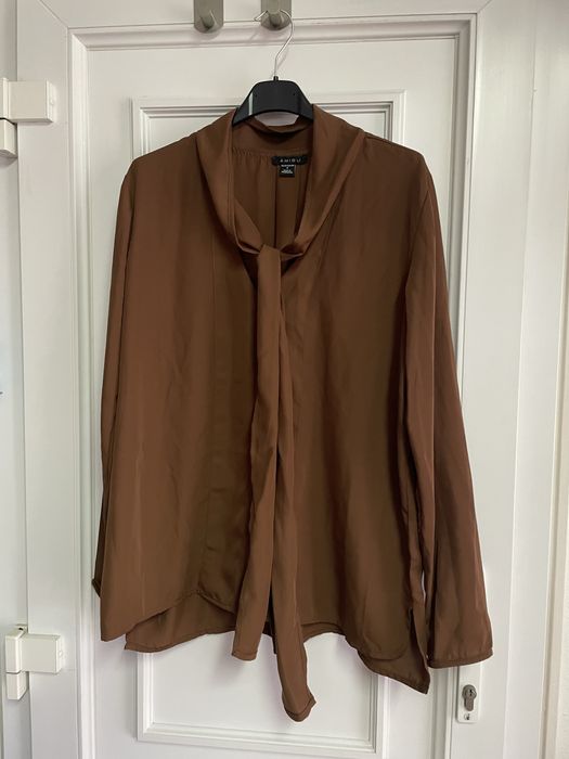 Blusa castanha com manga e laço