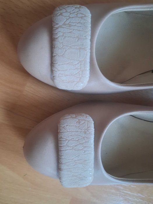 buty damskie w kolorze beżowym