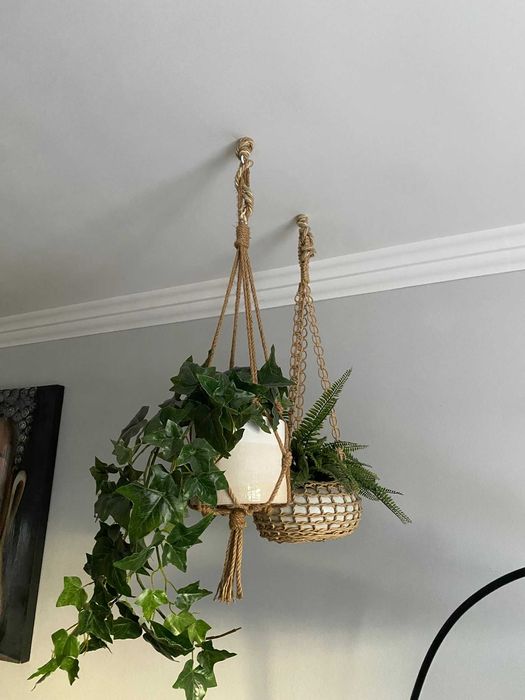Vaso suspenso em cesto de fibra natural — com corrente e planta artificial
