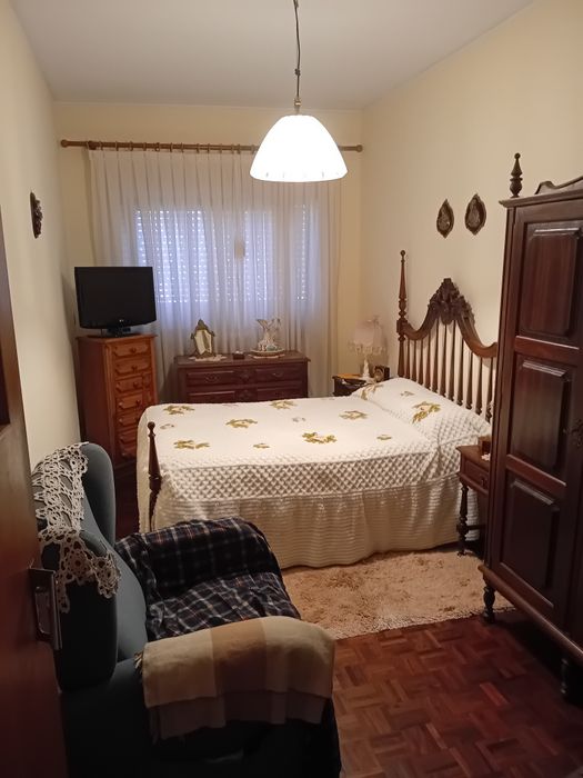 Mobília de quarto em madeira – cama, 2 mesas de cabeceira e roupeiro  - Contactar por mensagem