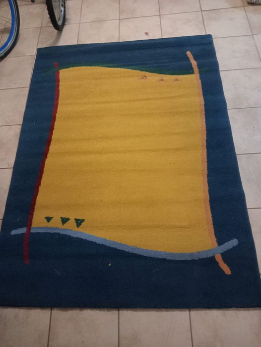 Carpete amarela e azul