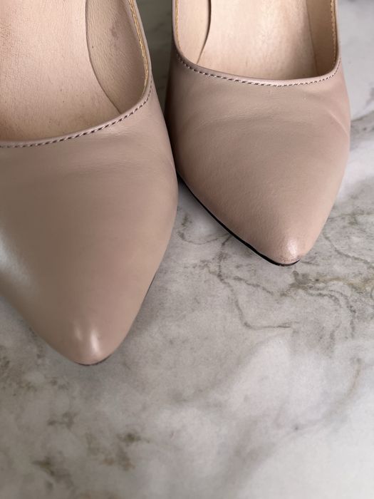 Шкіряні туфлі бежевого кольору.