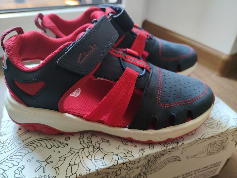Босоніжки, кросівки Clarks