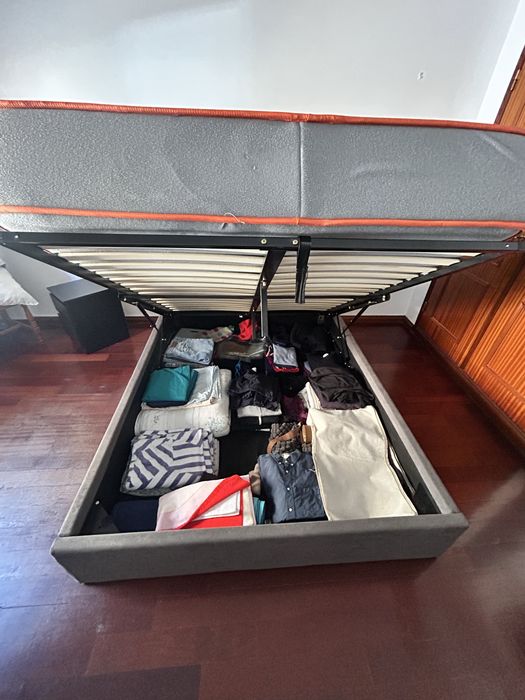 Estrutura de cama HASLEV (JYSK) 140x190 - Cinzento escuro com arrumacao | 230€