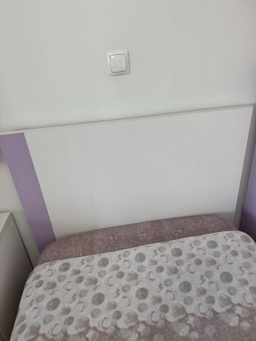 Cama branca e lilas solteiro