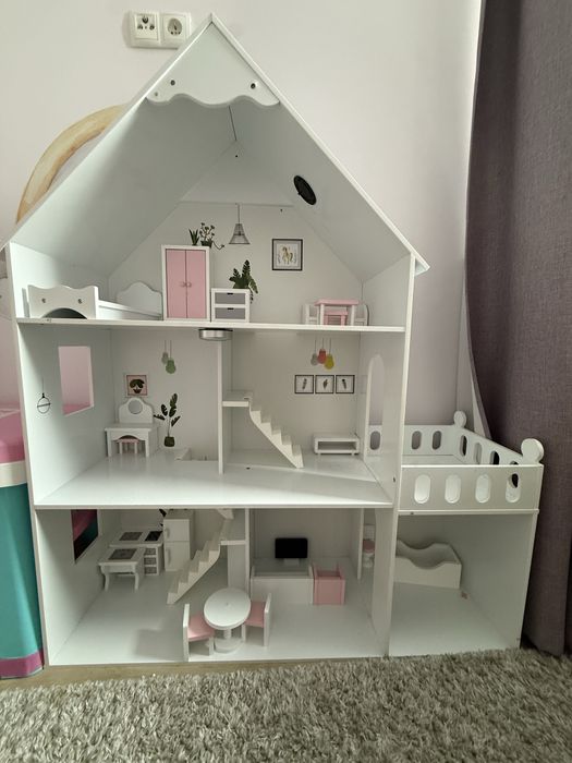 Domek dla lalek z wyposazeniem