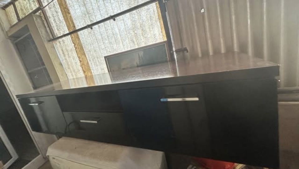 Movel  TV   De cor castanho e preto