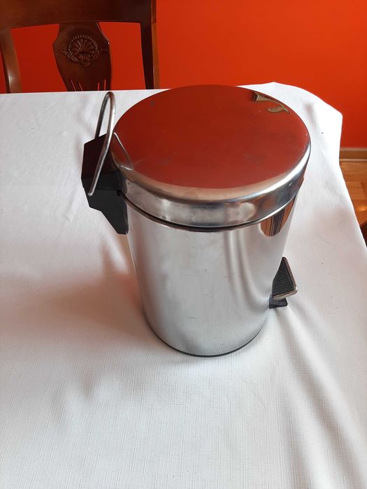 chromowany kosz na śmieci