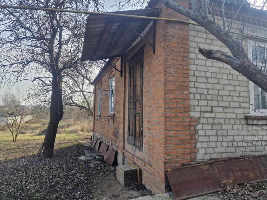 Продається 1/2 житлового будинку з ділянкою 10 соток та маленьким пруд