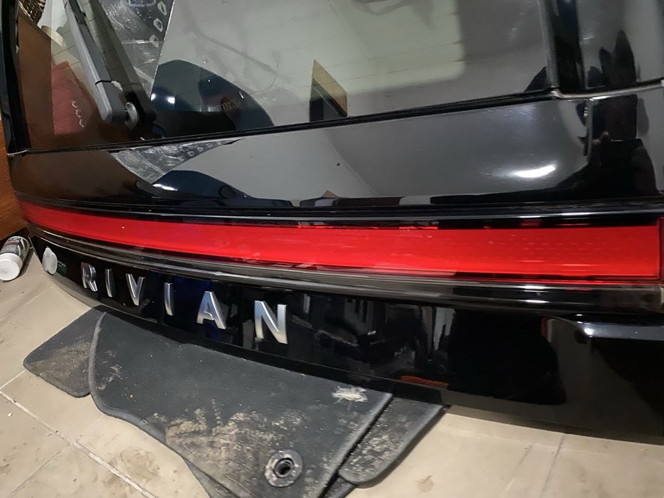 Ляда , кляпа , кришка багажника Rivian R1S Gen1
