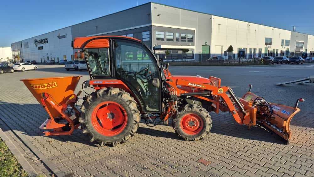 Odśnieżanie dróg, podjazdów i parkingów traktor 4x4 autolaweta