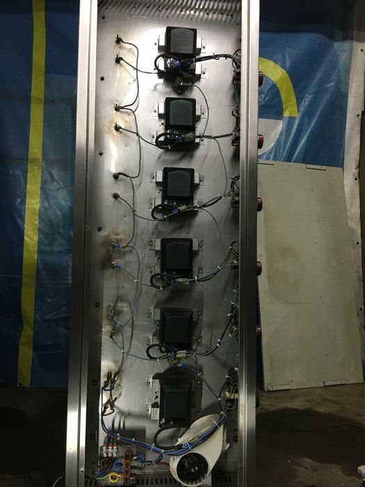 Máquina de assar frangos no espeto eléctrica .