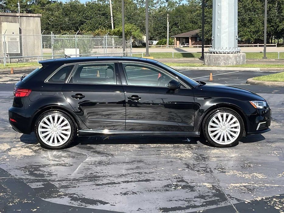 Audi A3 e-tron      2016