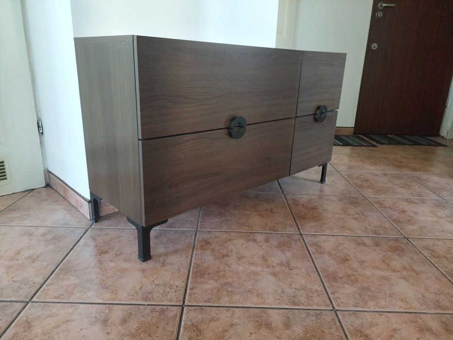 Brązowa komoda na nóżkach