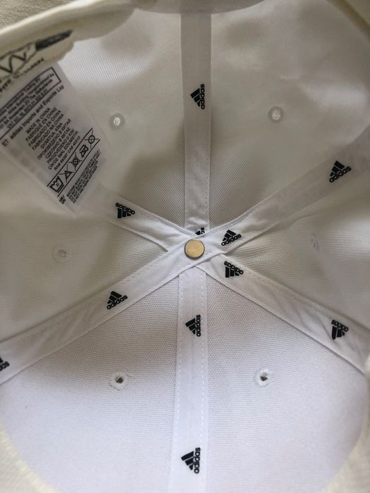 Chapéu branco (Adidas)