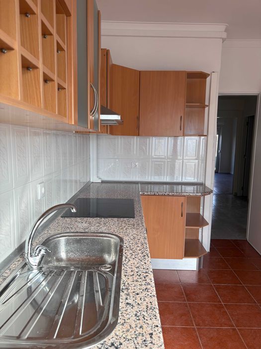 Luminoso T2 com Varanda e Excelente Localização no Centro de Almada