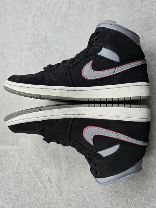 Buty Nike Air Jordan 1 Mid Black Particle Grey Gym Red rozm. 42,5