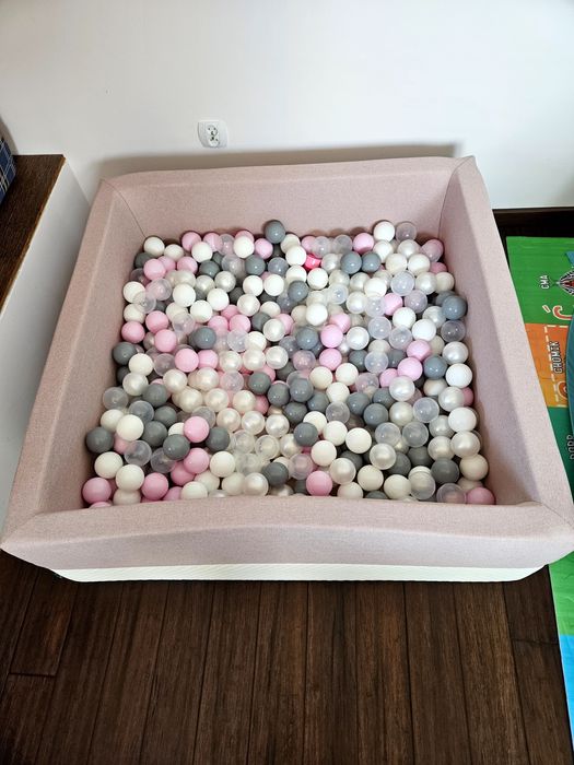 Suchy basen z kulkami