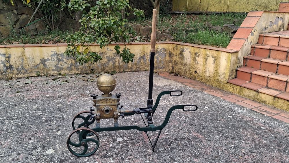 Bomba de água antiga em cobre
