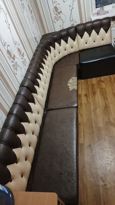 Угловой большой диван на кухню