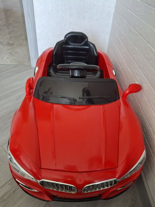 Дитячий електромобіль