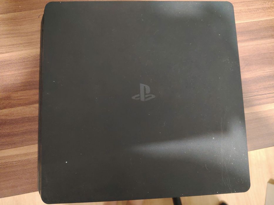PS4 Slim usado com 24 jogos