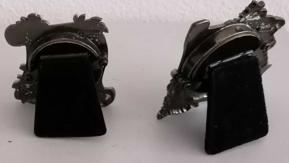 Relógios de mesa em estanho trabalhado