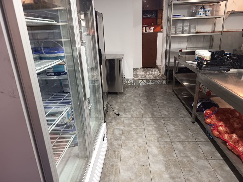 Frigorífico de duas portas (como novo), nunca utilizado, permaneceu no armazém depois de comprado