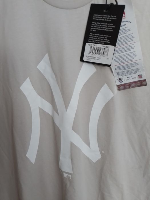 T-shirt nova com etiqueta New Era