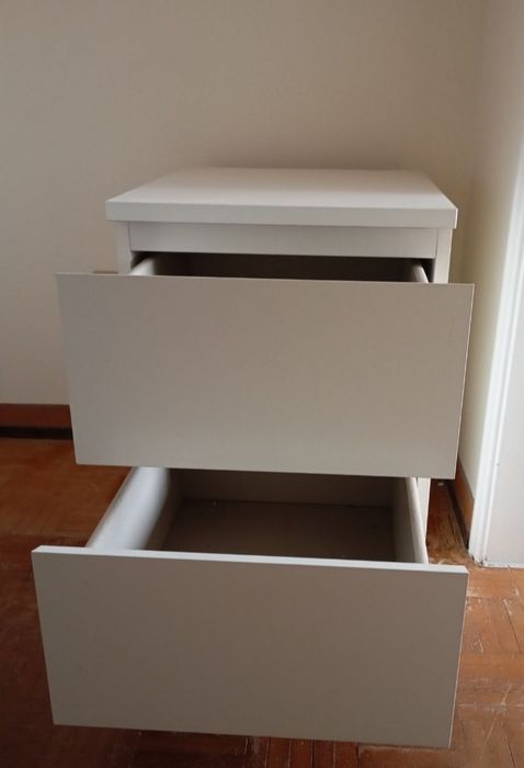 Mesas de cabeceira IKEA modelo MALM