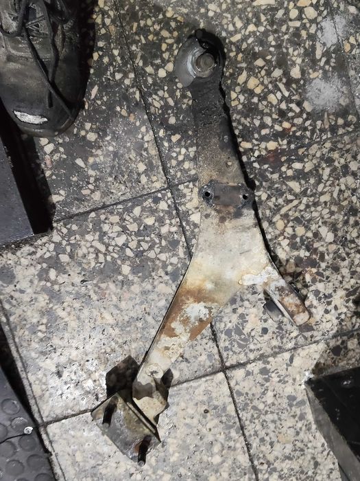 Triangulo/Braço suspensão - Peugeot 106 / Citroen Saxo