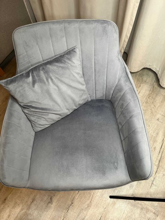 Krzesło tapicerowane szary welur z ozdobną poduszką dostepne 3 sztuki