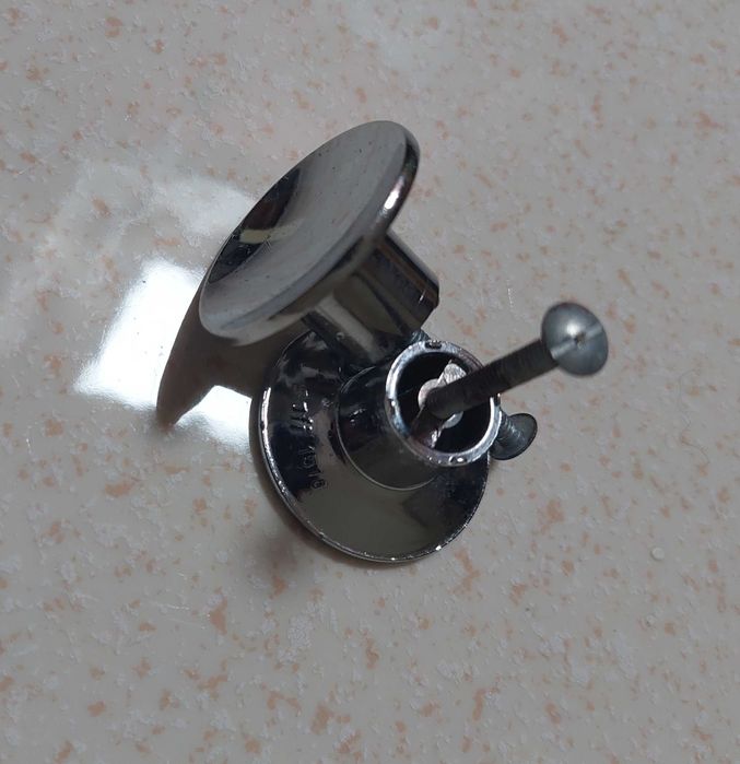 Puxadores de metálicos pequenos.