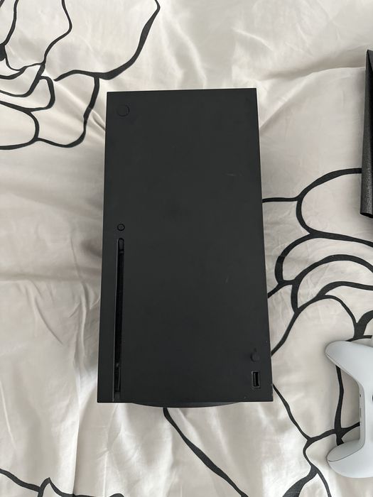 Xbox series X semi nova com 2 comandos